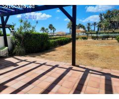 Chalet adosado en primera linea de playa con vistas al mar y jardín