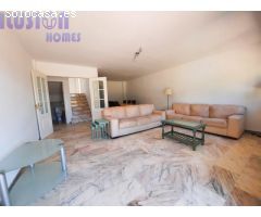 Chalet adosado en primera linea de playa con vistas al mar y jardín