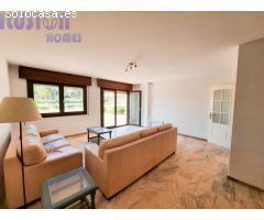 Chalet adosado en primera linea de playa con vistas al mar y jardín