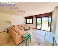 Chalet adosado en primera linea de playa con vistas al mar y jardín
