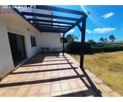 Chalet adosado en primera linea de playa con vistas al mar y jardín