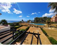 Chalet adosado en primera linea de playa con vistas al mar y jardín