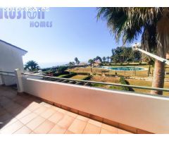 Chalet adosado en primera linea de playa con vistas al mar y jardín