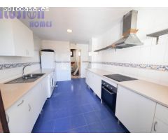 Chalet adosado en primera linea de playa con vistas al mar y jardín