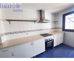 Chalet adosado en primera linea de playa con vistas al mar y jardín