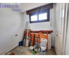 Chalet adosado en primera linea de playa con vistas al mar y jardín