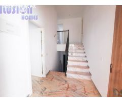 Chalet adosado en primera linea de playa con vistas al mar y jardín