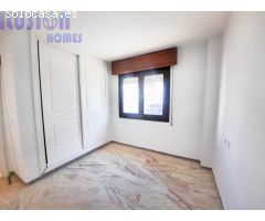 Chalet adosado en primera linea de playa con vistas al mar y jardín