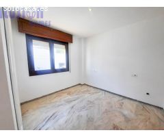 Chalet adosado en primera linea de playa con vistas al mar y jardín