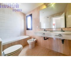Chalet adosado en primera linea de playa con vistas al mar y jardín