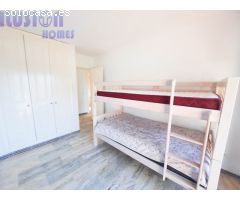 Chalet adosado en primera linea de playa con vistas al mar y jardín
