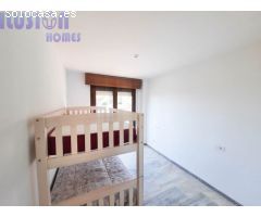 Chalet adosado en primera linea de playa con vistas al mar y jardín