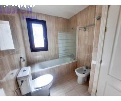 Chalet adosado en primera linea de playa con vistas al mar y jardín