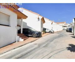 Chalet adosado en primera linea de playa con vistas al mar y jardín