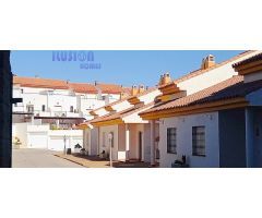 Chalet adosado en primera linea de playa con vistas al mar y jardín