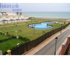 Chalet adosado en primera linea de playa con vistas al mar y jardín