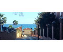 Chalet adosado en primera linea de playa con vistas al mar y jardín