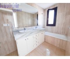 Casa Adosada en venta en primera linea de playa con vistas al mar