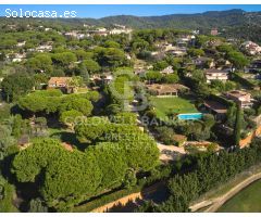 Casa con amplio terreno y vistas al mar, frente al Golf de Sant Andreu de