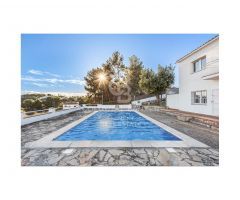 Tu refugio perfecto en Sitges: Chalet con piscina, pista de tenis y casa de