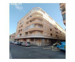 ¡Apartamento con piscina y garaje en el centro de Torrevieja, listo para entrar