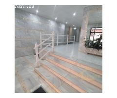 ¡Apartamento con piscina y garaje en el centro de Torrevieja, listo para entrar