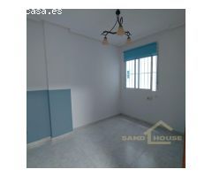 ¡Apartamento con piscina y garaje en el centro de Torrevieja, listo para entrar