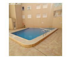 ¡Apartamento con piscina y garaje en el centro de Torrevieja, listo para entrar