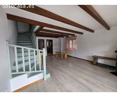 Casa adosada de tres habitaciones con terraza y vistas a la montaña