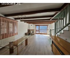 Casa adosada de tres habitaciones con terraza y vistas a la montaña