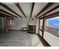Casa adosada de tres habitaciones con terraza y vistas a la montaña