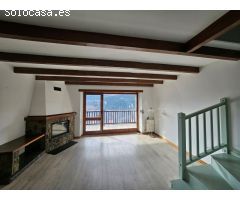 Casa adosada de tres habitaciones con terraza y vistas a la montaña