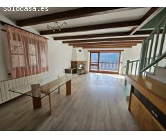 Casa adosada de tres habitaciones con terraza y vistas a la montaña