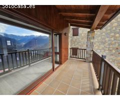 Casa adosada de tres habitaciones con terraza y vistas a la montaña