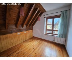 Casa adosada de tres habitaciones con terraza y vistas a la montaña
