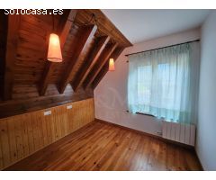 Casa adosada de tres habitaciones con terraza y vistas a la montaña