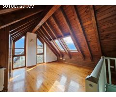 Casa adosada de tres habitaciones con terraza y vistas a la montaña