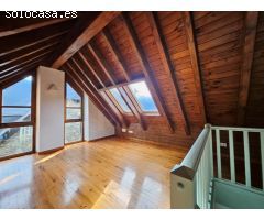 Casa adosada de tres habitaciones con terraza y vistas a la montaña