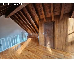 Casa adosada de tres habitaciones con terraza y vistas a la montaña