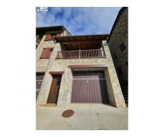 Casa adosada de tres habitaciones con terraza y vistas a la montaña