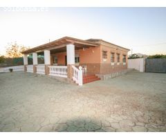 FINCA CON PISCINA Y ALMACENES