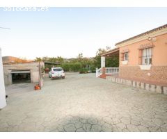 FINCA CON PISCINA Y ALMACENES