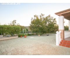 FINCA CON PISCINA Y ALMACENES
