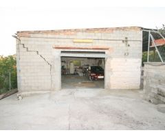 FINCA CON PISCINA Y ALMACENES