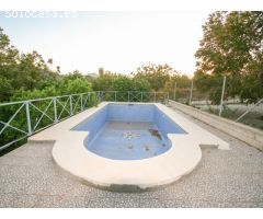 FINCA CON PISCINA Y ALMACENES