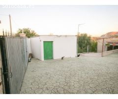 FINCA CON PISCINA Y ALMACENES