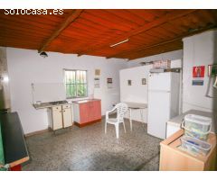 FINCA CON PISCINA Y ALMACENES