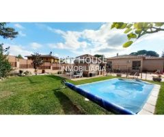 CHALET INDEPENDIENTE EN UNA PLANTA CON PARCELA DE 1100 M2 EN URBANIZACION