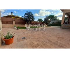 CHALET INDEPENDIENTE EN UNA PLANTA CON PARCELA DE 1100 M2 EN URBANIZACION