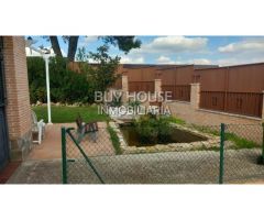 CHALET INDEPENDIENTE EN UNA PLANTA CON PARCELA DE 1100 M2 EN URBANIZACION